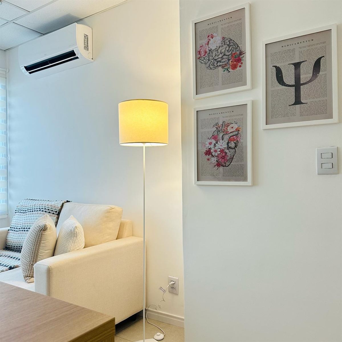 Sala de espera com sofá e quadros
