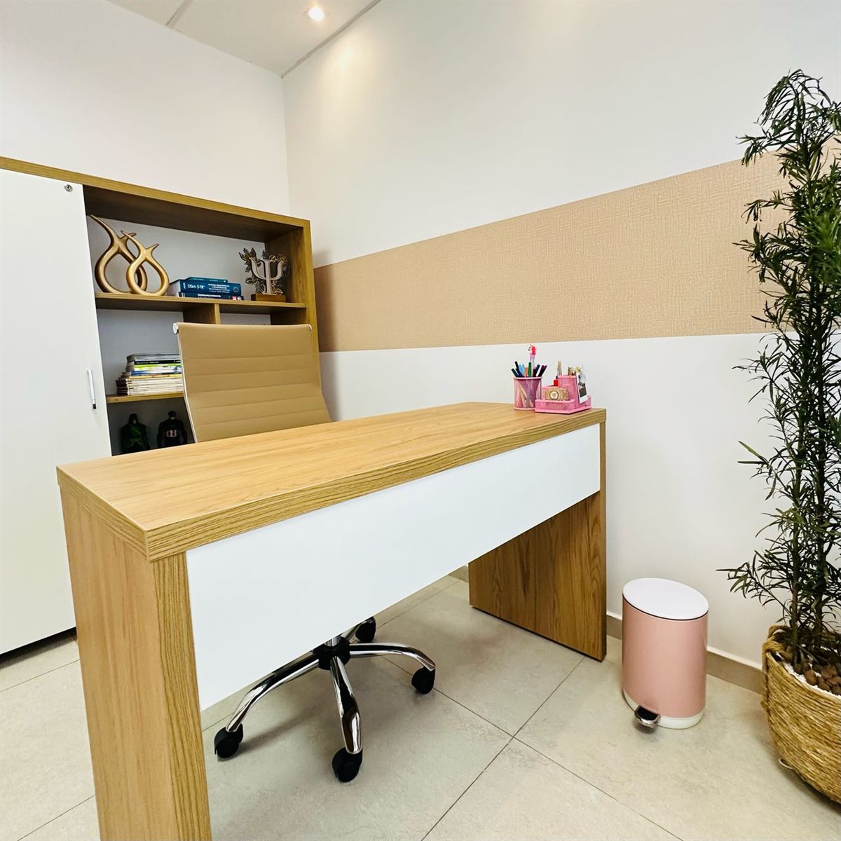 Escrivaninha da sala de atendimento