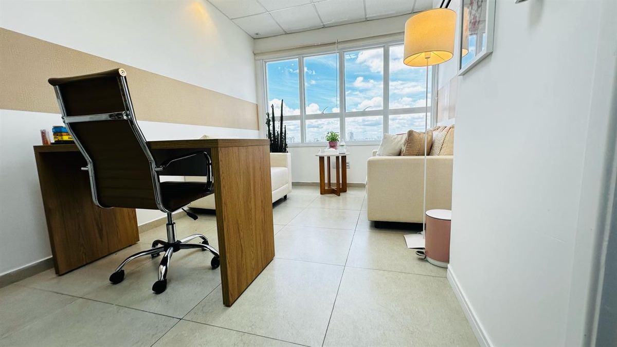 Sala de atendimento com mesa de trabalho
